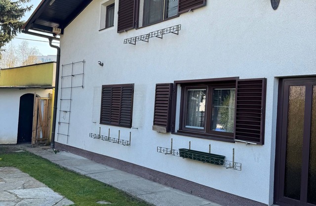 Casa de 2 dormitorios, 2 baños con sala de estar y área de recepción en el piso superior