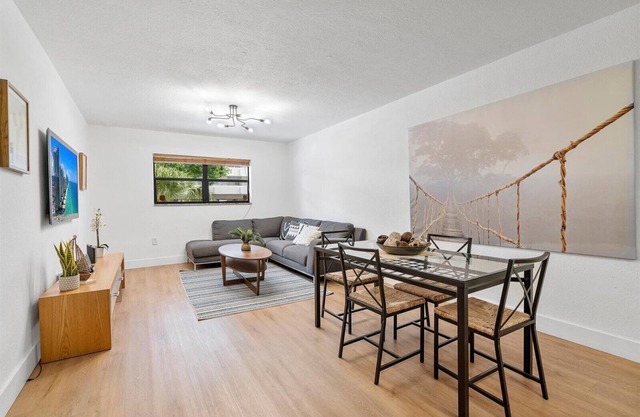 Cozy 2-Bed Apt:1 Mile to the Beach & free parking