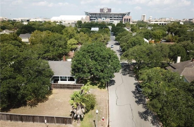 Fairview 2 habitaciones - UBICACIÓN !!! Vista de Kyle Field desde el porche delantero.