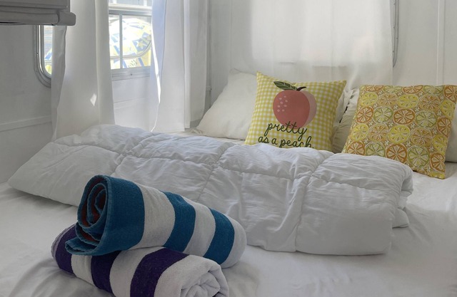 Disney dream hideaway 2 beds 1 bath family friendly 10 mins to Disneyland