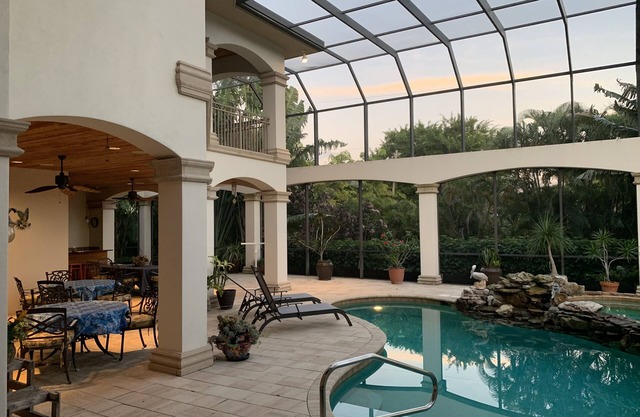 Disponible semanalmente, 6 habitaciones, piscina climatizada, 2 cuadras de la playa.