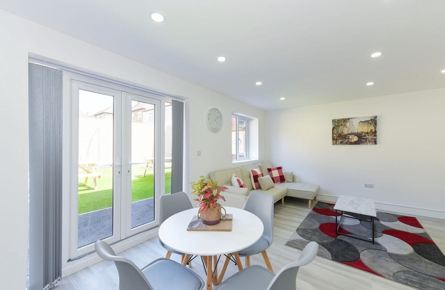 2-BR Apartment w/ Parking Near Nottingham