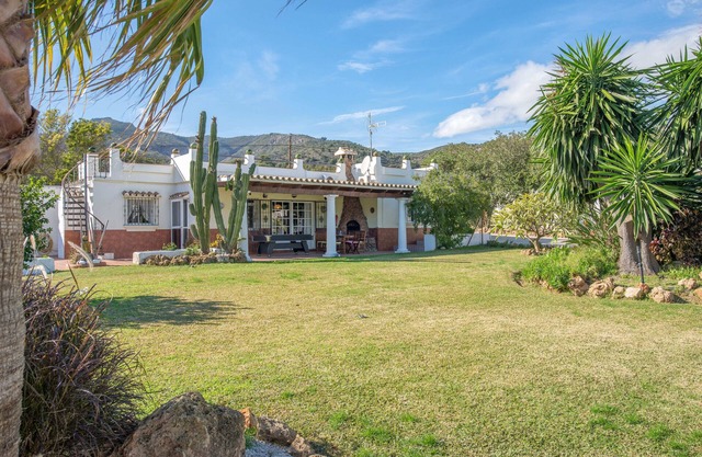 2 casas en el gran jardín, 4 dormitorios, 2 cocinas privadas, piscina climatizada