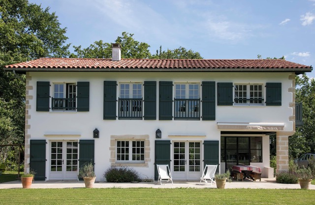 2 casas típicas vascas en 6,000 m2 frente al Rhûne. Piscina climatizada 18 pers.
