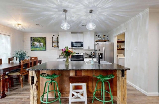 Red Robin House ~ Aggieland Vacation Rentals