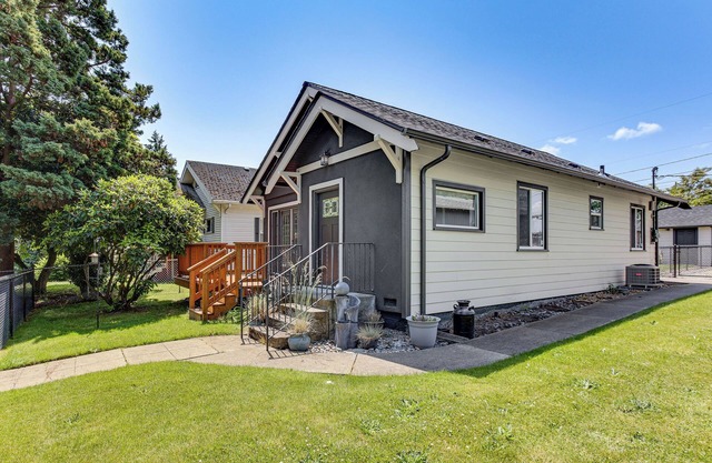 2 Mi to Dtwn Tacoma: Charming Home w/ Deck & Yard!