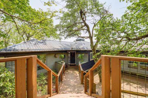 2 Mi to Otter Falls Hot Tub Haven in Seven Devils