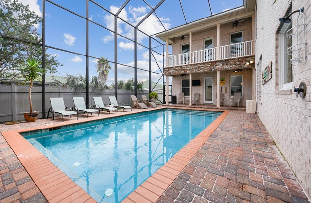 2 minutes walk from Bid-A-Wee beach Luxury house w/ salt water pool