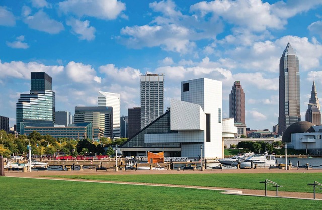 2 Modern Rooms w/ Restaurant and Bar in the Heart of Cleveland