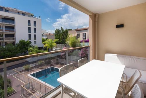2 pièces avec clim, terrasse, piscine, 100m plage