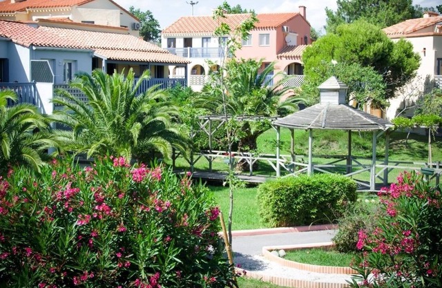 2 room apartment in 12ha park Swimming pool and beach less than 10mn walk