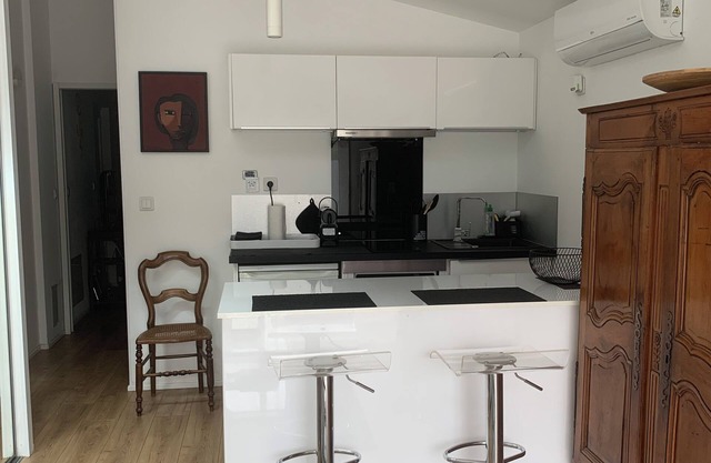 2 rooms on garden level with direct access to garden, swimming pool and barbecue