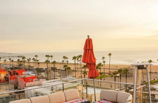 2 Rooms w/ Balcony Near Iconic Venice Pier | Rooftop | Free Breakfast