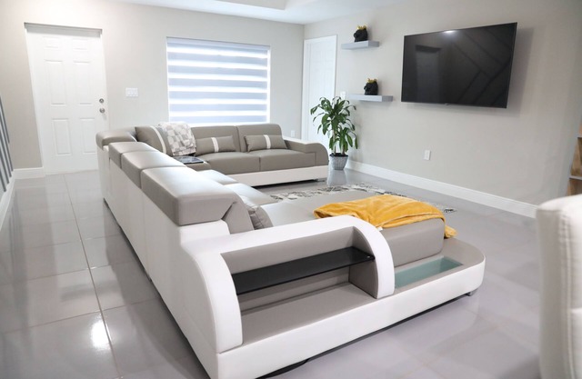 20 Minutes from RSW Airport! Family Friendly Home with a Game Room