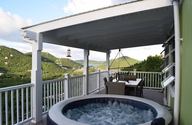 COMPLETAMENTE REHABBED 2 dormitorios, 1 baño, spa, ducha al aire libre y vistas al agua!