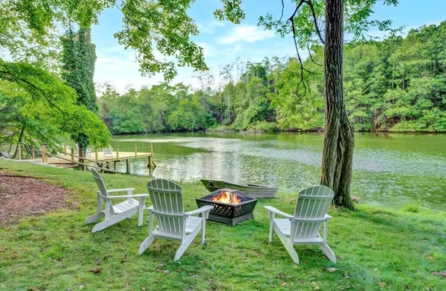 200-Acre Lakefront Estate / 3 Homes, Sleeps 16+
