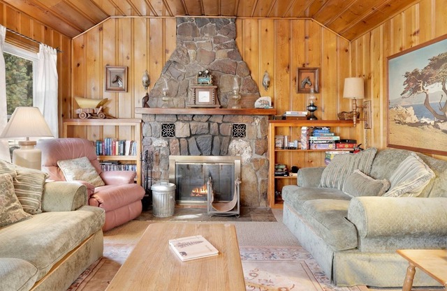 2096-pinglewood Cabin 5 Bedroom Home by RedAwning