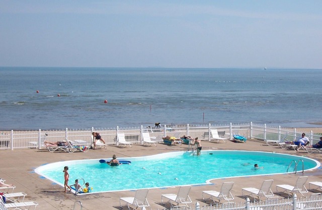 ** NUEVA LISTA ** 212-F Waterfront: 1 BR slpees 6