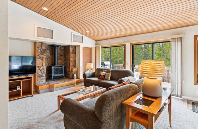 23 Poplar-Sunriver, Oregon: Hot Tub, BBQ, WiFi, SHARC Aquatics, Tubing Hill, Mt. Bachelor, Golf, Deschutes River, Tennis, Bike Paths