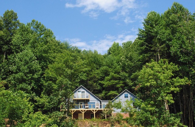 24-Acre Cottage w/ Hot Tub ~ 10 Mi to Blowing Rock