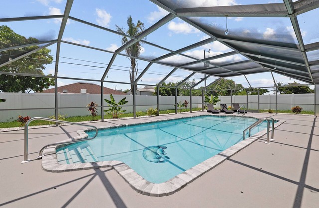 25% Fall Discount! Heated Pool! Jump On In!