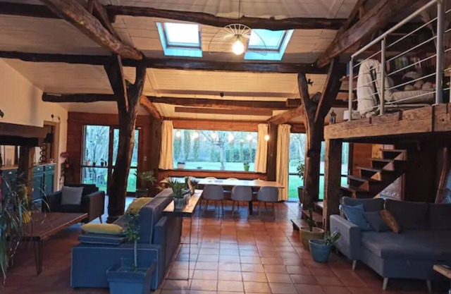 290m2 building with indoor swimming pool 30min from the beaches