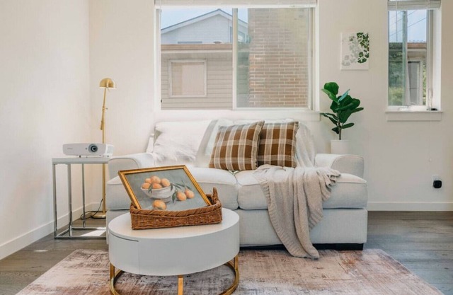 2b2b Modern Upper Unit/1 min to Discovery Park