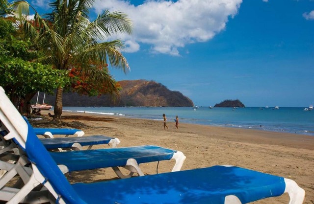 2BD Beauty With Big Pool - Walk to Beach