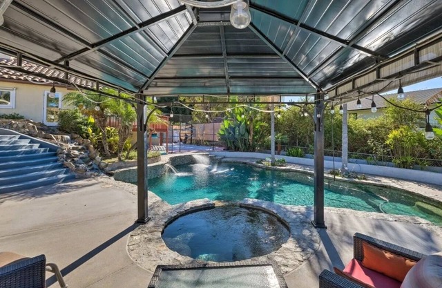 3 Bds. 3 baños con cocina, piscina, VB Court, estilo de vida al aire libre (sin sala de estar)