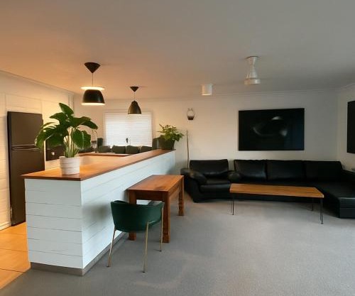 2Br Apartment, Pool, 12 mins to Airport