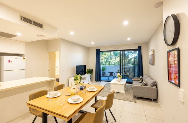 2BR Apartment w/ Balcony Easy Access All Hotspot