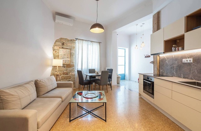 2BR Apt 20 Mins From Acropolis w/ Washer & Dryer