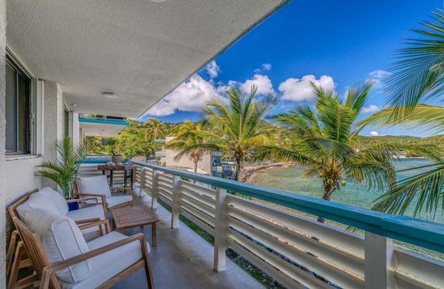 2BR condo -3 Pools, 2 restaurants and beach!