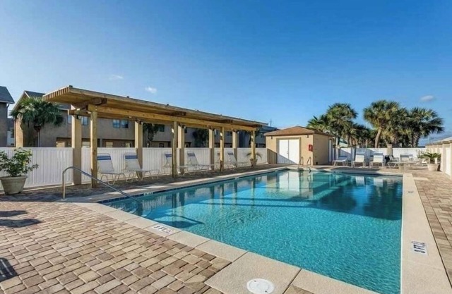 Complejo frente al golfo 2BR / Se aceptan mascotas / Piscina climatizada / Patio privado