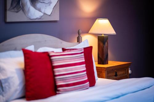 2BR Hotel-Style Near Beach, Free Parking, Sleeps 4