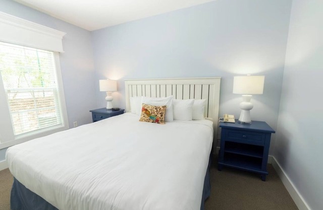 2BR Townhome Retreat w/Washer, Deck & Access to Trails & Attractions