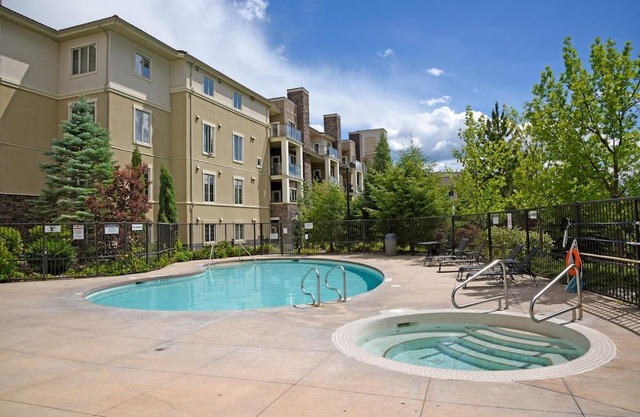 2BR w/Views of Mountains & Pool - Private Patio - Surrounded by Golf & Wineries