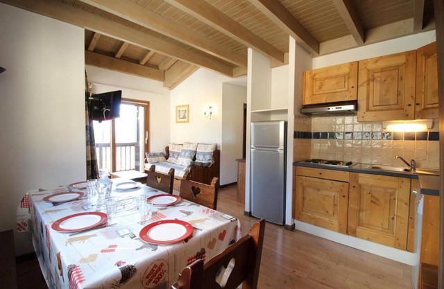 10m del centro estación, 2.o piso, balcón, tv, local para esquís, 43m², Aussois