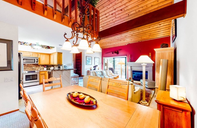 2nd-Floor Condo + Loft w/Balcony, Mtn Views, Fireplace, Free WiFi