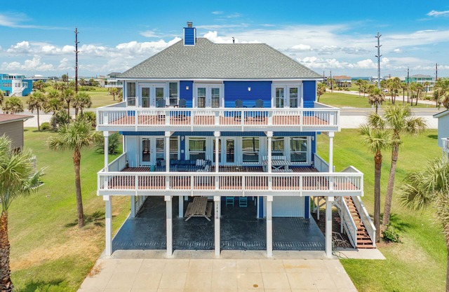 2nd Row Gulf views, 2 decks, Updated Private Beach House