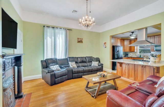 3 BD Home Located in <3 of Uptown!