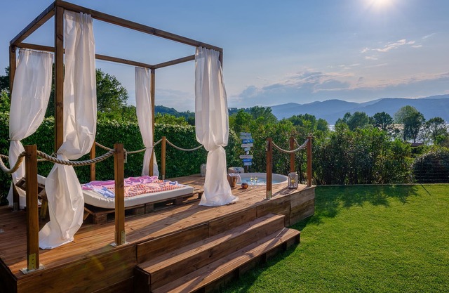 3 BDR, 3 BTHR, 2Floor Villa con jardín privado, jacuzzi, barbacoa con vistas al lago