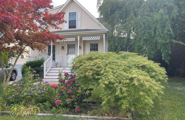 3 bdrm home with lots of space, 15 min walk through Nature Conservancy to beach