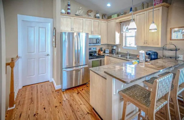 3-bed / 3-bath cottage house in a quiet community. 3 minute walk to the beach