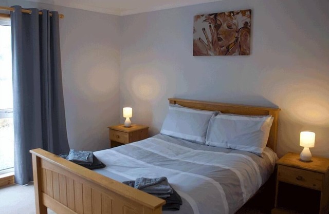 3 Bed Bungalow - Sleeps 6 - Pet Friendly - Parking