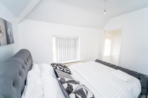 3 Bed House - Sleeps 5 - Pets - Garden - Parking