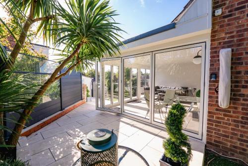 3 Bed House With Free Parking, Garden & Fast Wifi