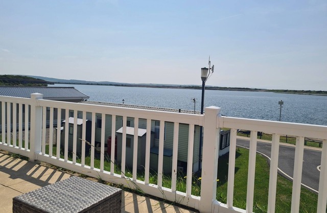 3 Bed Lodge - Sleeps 6 - Parking - Pets - Wifi