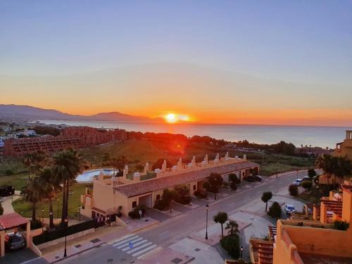 3 Bed Penthouse - Sleeps 8 - Pool - Sea View