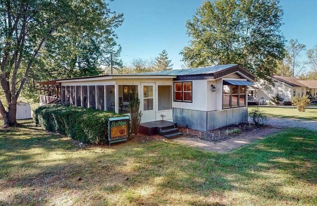 3-bedroom 2 bath home located steps from a marina on Kentucky lake!